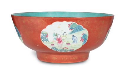  CHINE - XIXe siècle 
Grand bol à punch en porcelaine émaillée polychrome dans des...