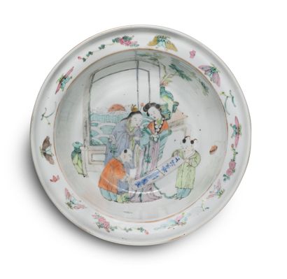  CHINE - Vers 1900 
Bassine en porcelaine émaillée polychrome à décor d'un couple...