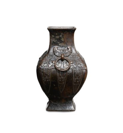 null CHINE - XIXe siècle

Vase de forme "fanghu" en bronze à patine brune, à décor...