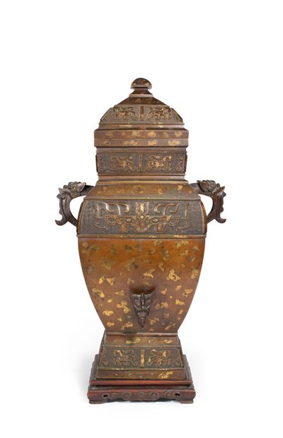 null CHINE - XVIIIe siècle

Vase de forme "fanghu" en bronze à patine brune et taches...