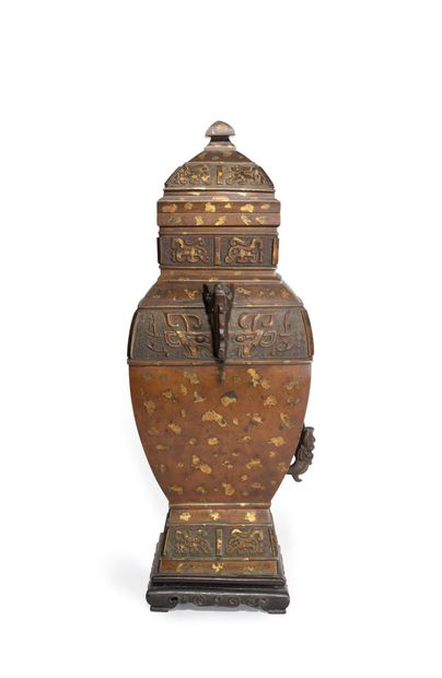 null CHINE - XVIIIe siècle

Vase de forme "fanghu" en bronze à patine brune et taches...