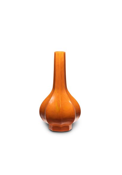 null CHINE - XXe siècle

Vase de forme octogonale en verre orangé. Au revers, la...