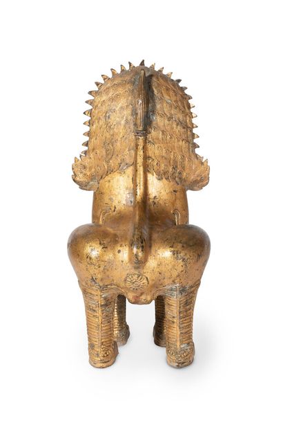 null THAILANDE - XXe siècle

Statuette de lion en bronze laqué or, campé sur ses...