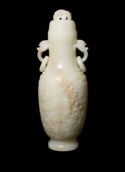  CHINE - Moderne 
Grand vase en néphrite céladon à décor sculpté de pivoines dans...