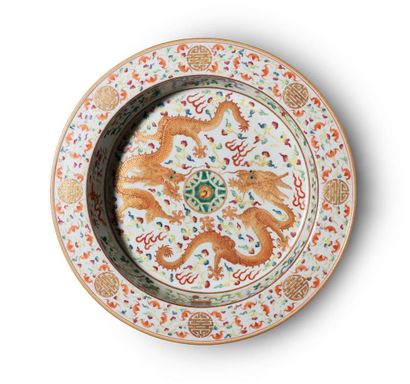 null CHINA - Early 20th century

Porcelain basin decorated with polychrome enamels...