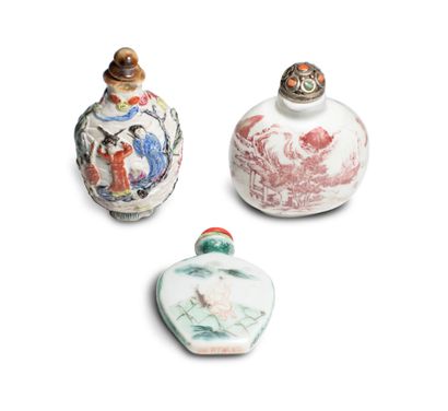  CHINE - XIXe/XXe siècle 
Trois flacons tabatière en porcelaine émaillée polychrome:...