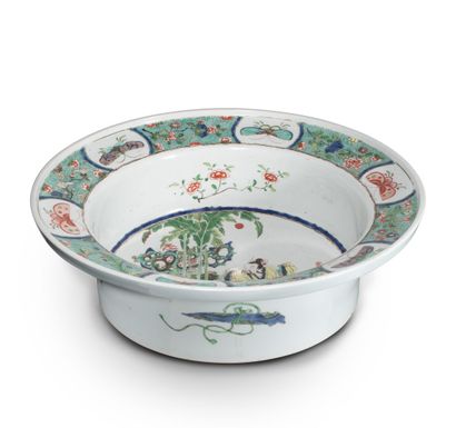 null CHINE 

Bassin en porcelaine décorée en émaux polychromes de la famille verte...