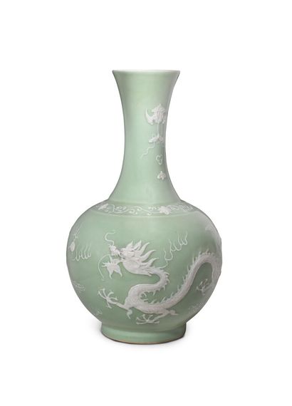 null CHINE - XXe siècle

Paire de vases bouteilles à col évasé en porcelaine émaillée...