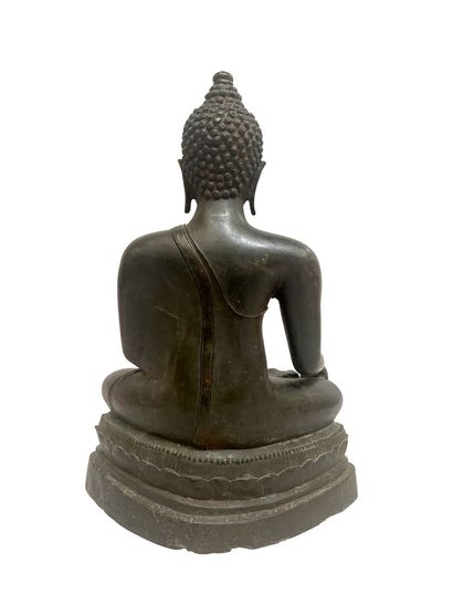 null Statue de Bouddha en bronze

Thaïlande, XIX/XXe siècle

assis en vajrasana sur...