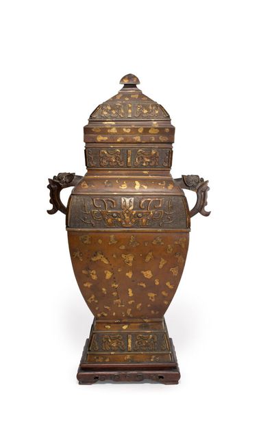 null CHINA - 18th century

Vase of "fanghu" form in bronze with brown patina and...