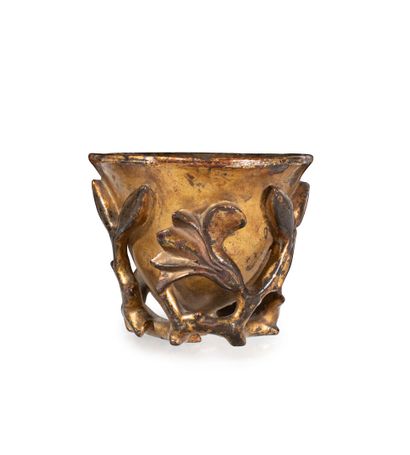 null CHINA - 17th/18th century

Small libation cup in gold lacquered wood, with carved...