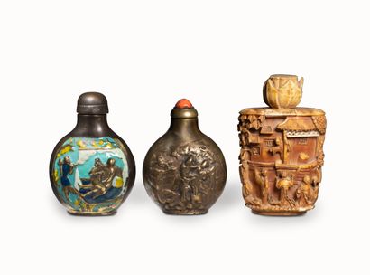 null CHINA - 20th century

Five snuff bottles, one in resin imitating cinnabar lacquer...