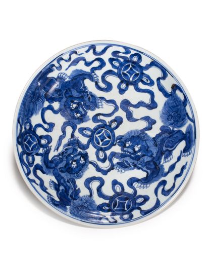  CHINE - Epoque KANGXI (1662 - 1722) 
Grande coupe en porcelaine à décor en bleu...
