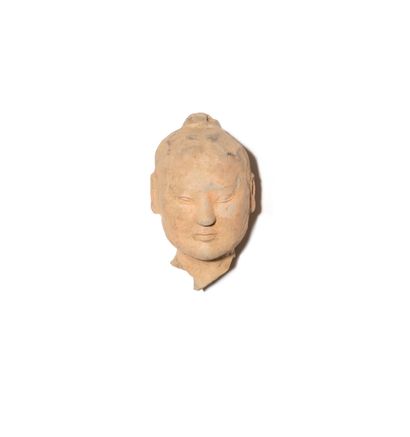 null CHINA - HAN period (206 BC - 220 AD)

Head of a groom in terra cotta. 

H. 12...
