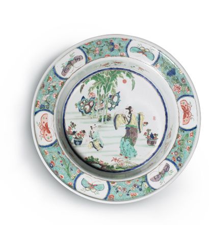 null CHINE 

Bassin en porcelaine décorée en émaux polychromes de la famille verte...