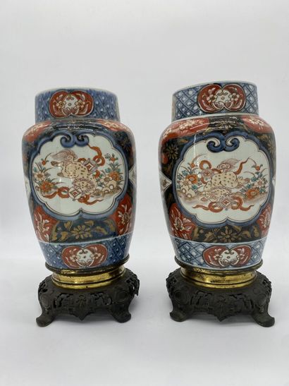 Paire de vases en porcelaine Imari 
Japon,...