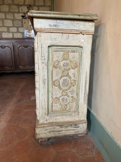 null Moulded and carved polychrome wood chest

Renaissance period

decorated with...