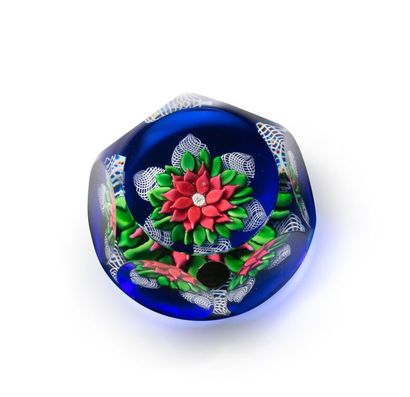 null SAINT-LOUIS

Pink flower, 1980

Paperweight ball in crystal with flowers decoration....
