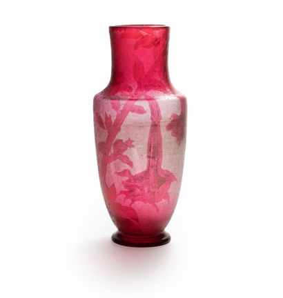 null BACCARAT

LARGE VASE tinted pink with decoration of flowers released with the...
