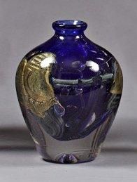 Jean Claude NOVARO (1943) VASE en verre souffle bleu et incrustations de feuilles...