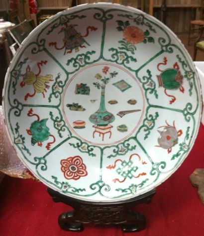 CHINE Paire de plats en porcelaine a decor compartimente d'emaux de la famille verte,...