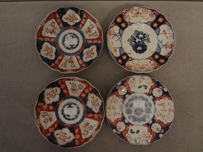 null Lot de QUATRE ASSIETTES polylobees en porcelaine Japon a decor Imari, modeles...