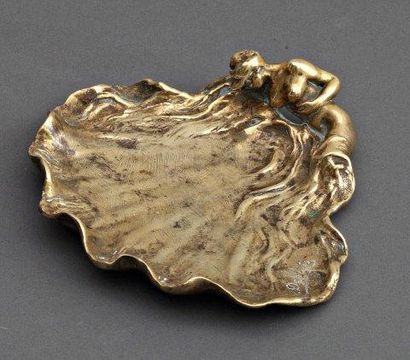 J. DESBOIS (1851-1935) "La Vague", vide-poche en bronze dore, signe. Dim: 14 x 13...