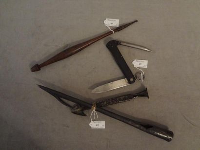 null Lot comprenant deux harpons en fer, L.: 39,5 et 22,5 cm; un couteau de marin...