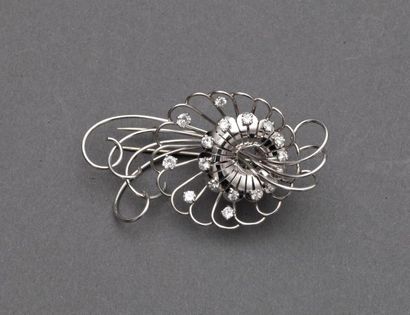 null CLIP «fleur stylisée» en platine et or gris serti de petits diamants. Vers 1950....