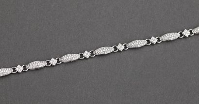 null BRACELET articulé en or gris serti de diamants taille brillant,? motifs ovales...