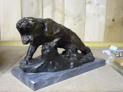 Angiolo VANNETTI (1881-1962) "Lionne et lionceaux", Epreuve en bronze à patine brun...