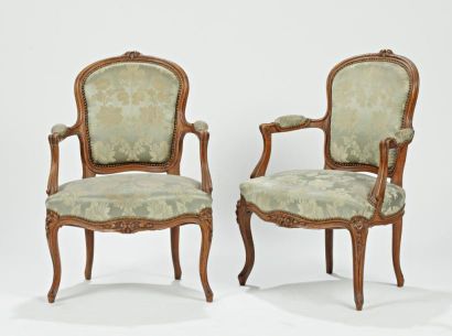 null Deux fauteuils, en bois naturel, tissu vert d'eau. Style Louis XV