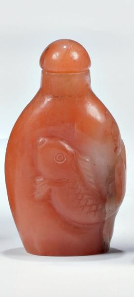 null TABATIERE en pierre orange à décor de poisson, H: 6,5 cm (bouchon).
