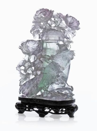 null VASE en quartz blanc à décor de fleurs et d'oiseaux, H: 23 cm (avec socle) (accidents...