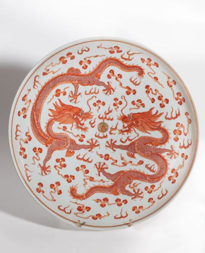 null Plat en porcelaine "aux deux dragons" en rouge de fer

Chine, marque Guangxu

D....