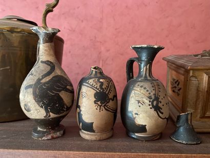 null Trois vases en terre cuite à figure noire, époque de la Grèce antique ou postérieure...