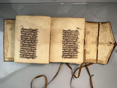 null Coran complet et son étui, Afrique Sub-Saharien, fin XIXe siècle

Texte en arabe...