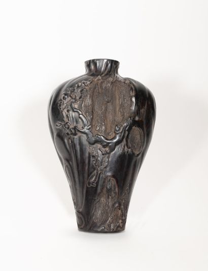 null Vase d'applique en zitan sculpté d'une branche de prunus

Chine, dynastie Qing,...