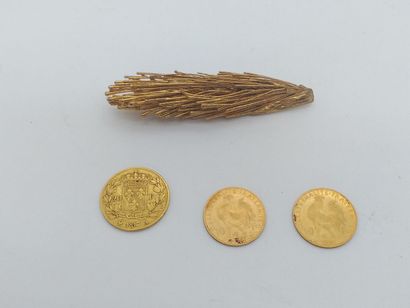 null Trois pièces en or : 20 fr L. XVIII de 1847 (P: 6,4 g) et 2 de 10 fr au coq...