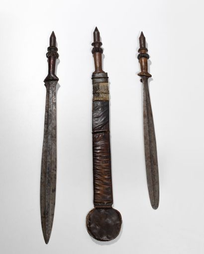 null Trois couteaux, l'un avec son fourreau en cuir, République Démocratique du Congo.

L...