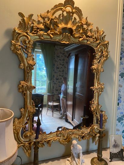 null Miroir en bois doré sculpté et ajouré 

Milieu du XVIIIème siècle

à décor de...