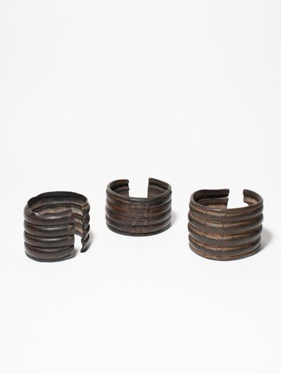 null Trois bracelets en fer à motif strié, Afrique de l'Ouest. 

D : 8 cm
