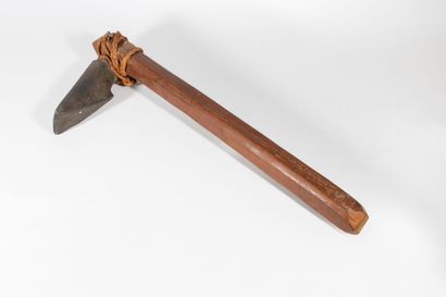 null Hache à manche de bois, remontage des ligatures, Polynésie 

L. : 60 cm