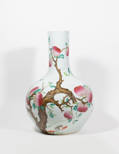 null Important vase "au pêches" en porcelaine de la Famille Rose

Chine, dynastie...