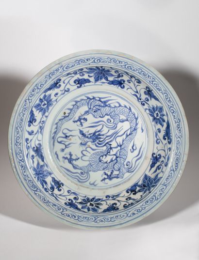 null Plat en porcelaine bleu et blanc "au dragon"

Chine, style Yuan

Diam: 34 c...