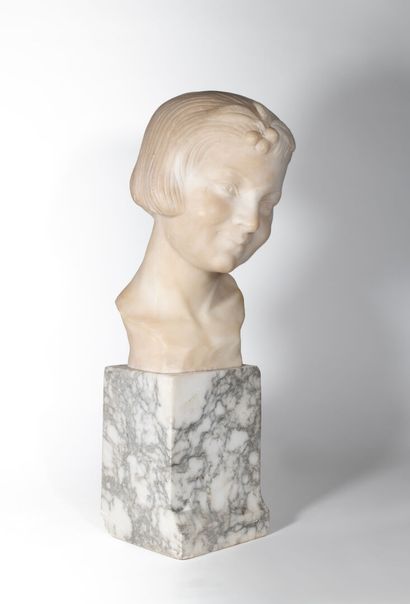 null D'après Guglielmo Pugi (c.1850-1915)

« Buste de jeune fille »

Albâtre, socle...