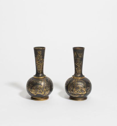 null Paire de petits vases pansus en bronze

Style chinois, XIXème siècle 

de forme...