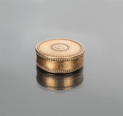 null Boîte ronde en or 750/1000 guillochée toutes faces, à décor en deux tons or...