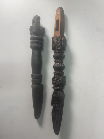 null Deux manches de tambour de chaman, Népal.

L. : 29 et 36 cm