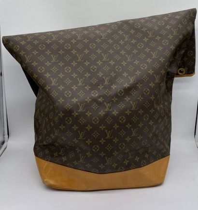 null Louis Vuitton

Important sac fait sur mesure en toile enduite monogrammée et...